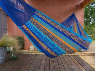Hamac mexicain L multicolor sur une terrasse