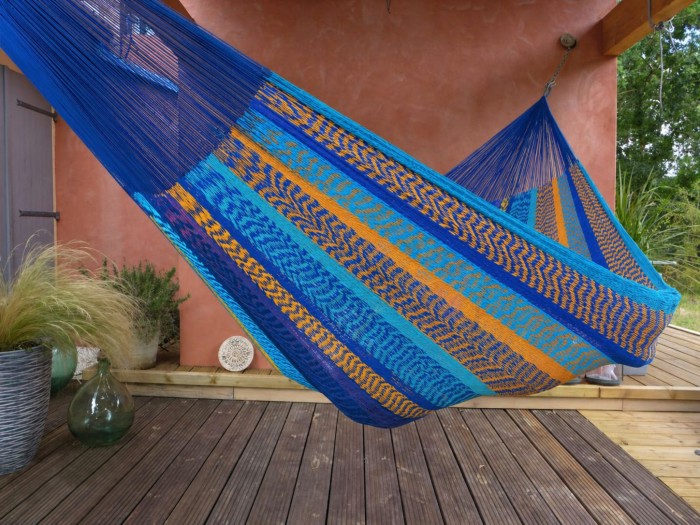 Hamac mexicain L multicolor sur une terrasse