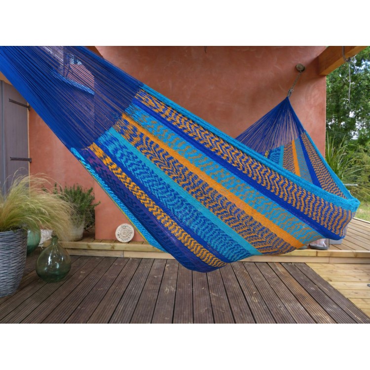 Hamac mexicain L multicolor sur une terrasse