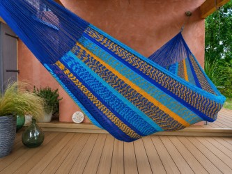 Hamac mexicain L multicolor sur une terrasse