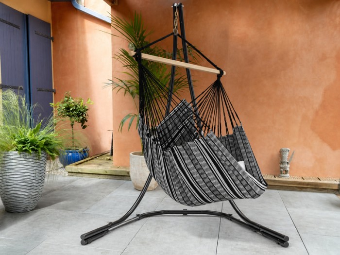 Chaise hamac POLIGONO Noir XL sur une terrasse tropical