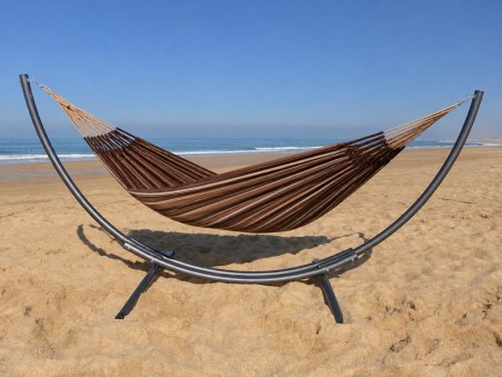 Hamac sur pied Azteka XL Choco Oro au bord de la mer