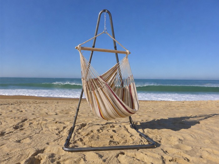Hamac chaise avec support Elisa XL Soledad au bord de la mer