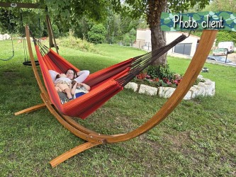 Photo de client une femme avec deux enfants dans Hamac sur pied Latino XL Barbacoa située dans le jardin