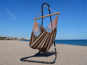 Hamac chaise Choco Oro avec support Soledad au bord de la mer