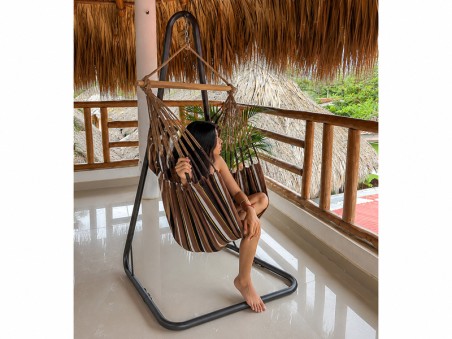Hamac chaise Choco Oro avec support Soledad située sur une terrasse