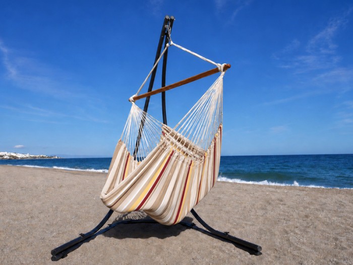 Hamac Chaise Elisa XL sur pied Lunatta au bord de la mer
