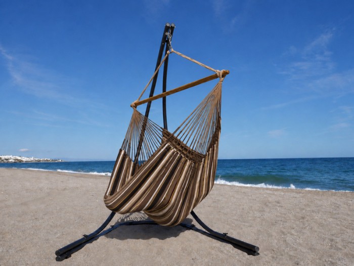 Hamac Chaise Choco Oro XL sur pied Lunatta au bord de la mer