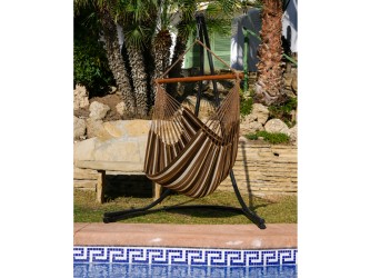 Hamac Chaise Choco Oro XL sur pied Lunatta dans un jardin au bord de la piscine