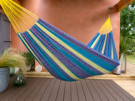 Hamac mexicain L multicolor sur une terrasse cover