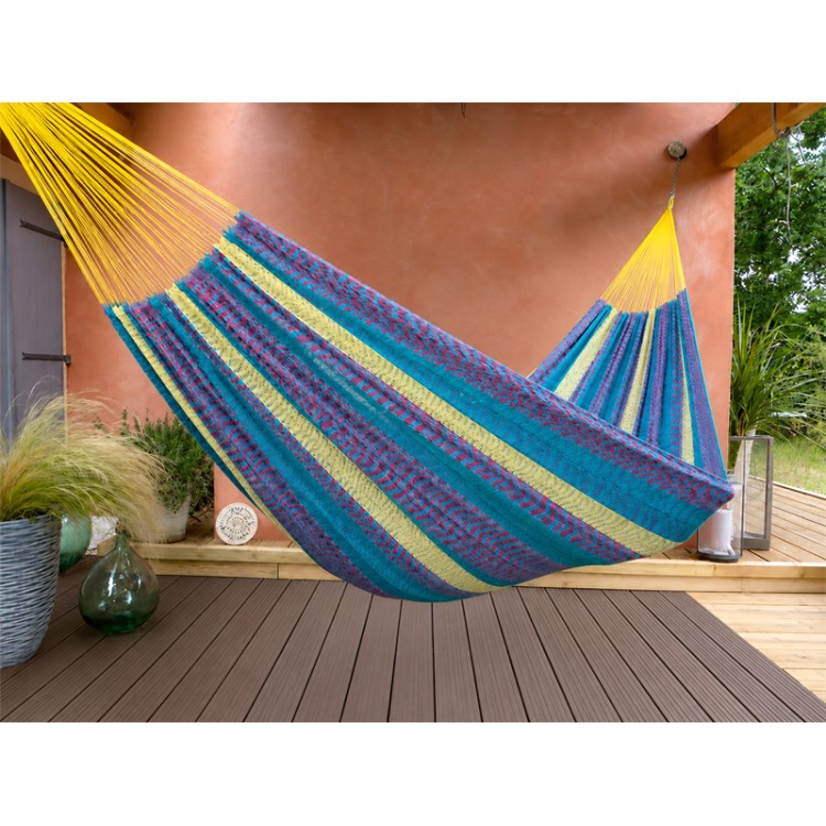 Hamac mexicain L multicolor sur une terrasse cover