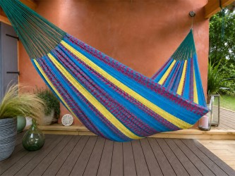 Hamac mexicain L multicolor 03 sur une terrasse cover