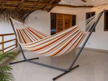 Hamac sur pied INKA L Elisa sur une terrasse