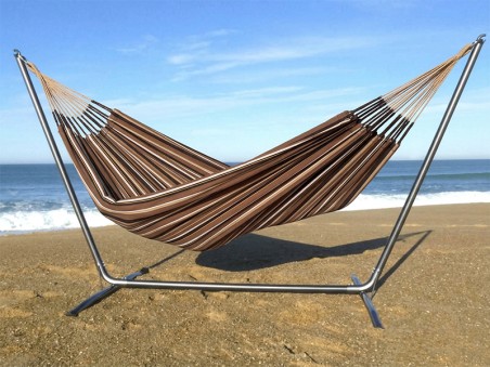 Hamac sur pied INKA L Choco Oro au bord de la mer