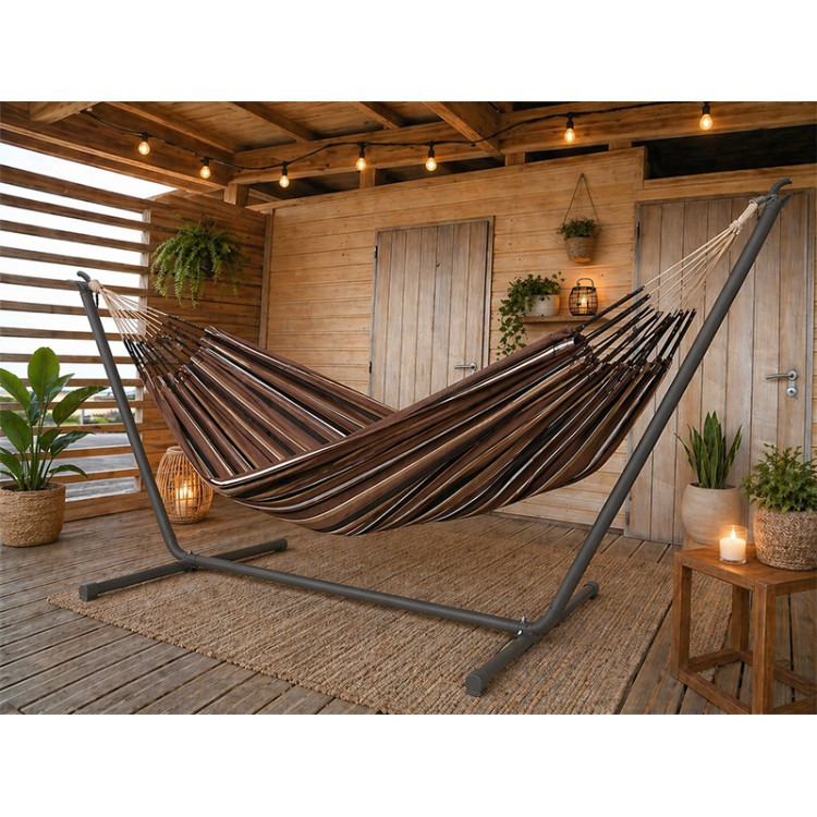 Hamac avec support Inka Choco Oro sur une terrasse très joliment décorée