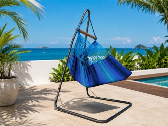 Hamac chaise Azur XXL + Support Soledad au bord d'une piscine