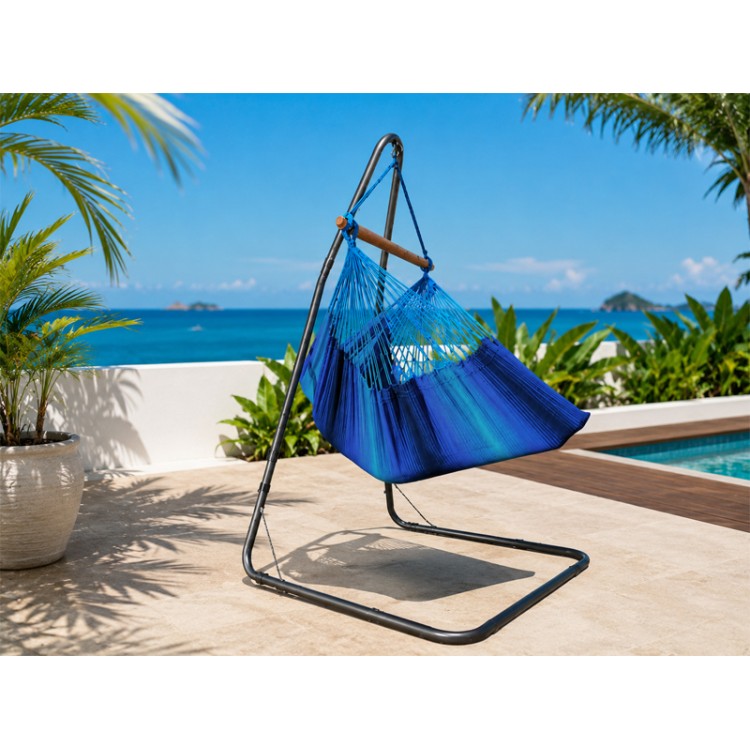Hamac chaise Azur XXL + Support Soledad au bord d'une piscine