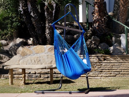 Hamac chaise Azur XXL + Support Soledad dans un jardin coloré