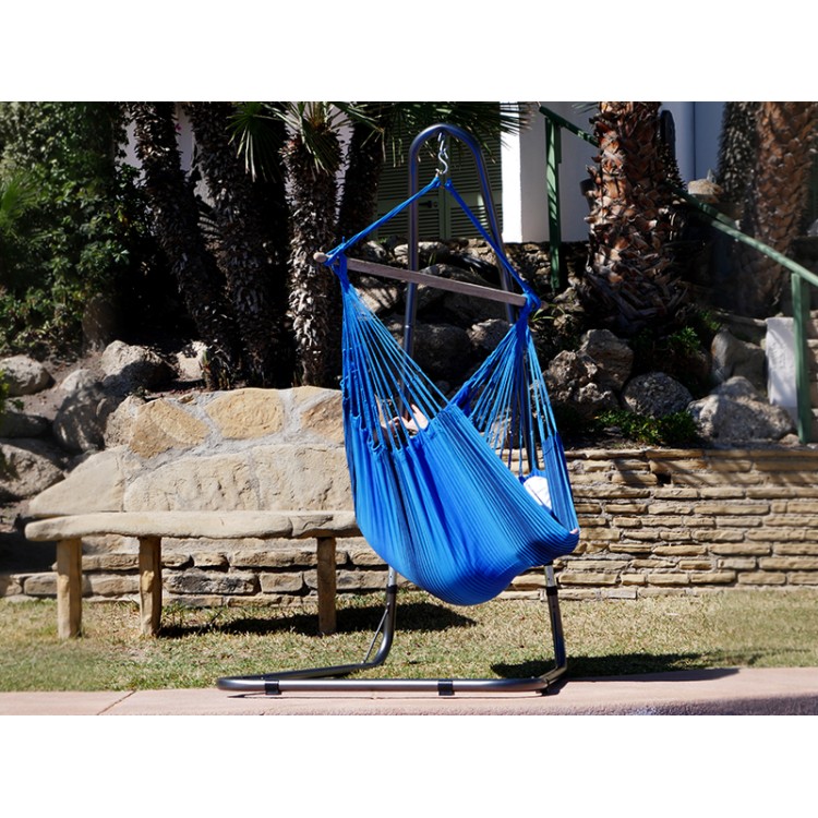 Hamac chaise Azur XXL + Support Soledad dans un jardin coloré