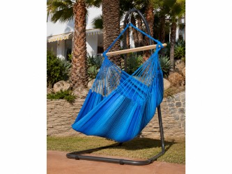 Hamac chaise Azur XXL + Support Soledad dans un jardin coloré