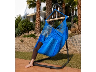 Hamac chaise Azur XXL + Support Soledad dans un jardin coloré avec femme