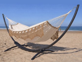 Hamac sur pied Azteka XXL Priscilia Moka au bord de la mer