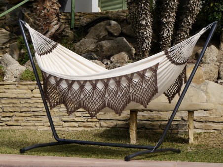 Hamac sur pied Inka XXL Priscilia Capuccino dans un jardin tropical