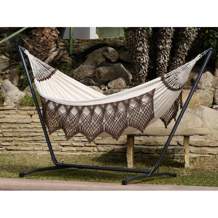 Hamac sur pied Inka XXL Priscilia Capuccino dans un jardin tropical