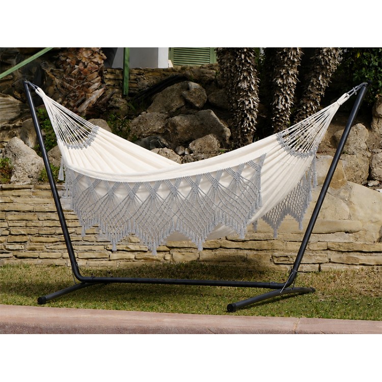 Hamac sur pied Inka XXL Priscilia Cendres dans un jardin tropical