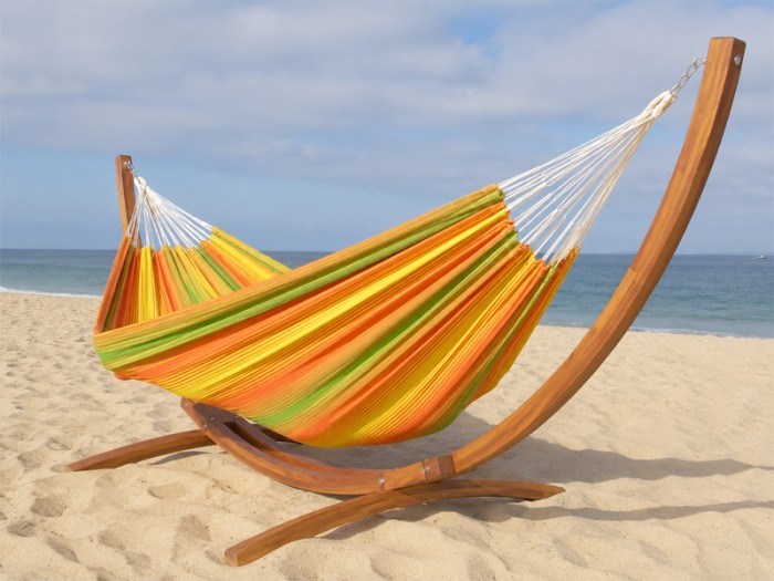 Support hamac Latino Relax XL + Mariposa Carolina situé au bord de la mer