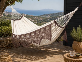 Hamac Priscilia XXL Capuccino située sur une belle terrasse décorée