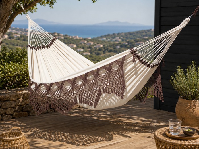 Hamac Priscilia XXL Capuccino située sur une belle terrasse décorée
