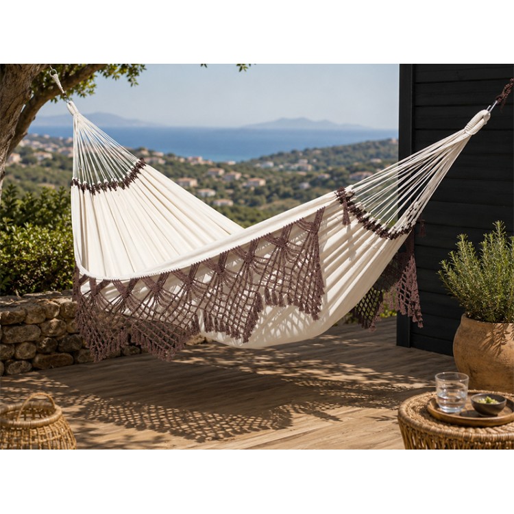 Hamac Priscilia XXL Capuccino située sur une belle terrasse décorée