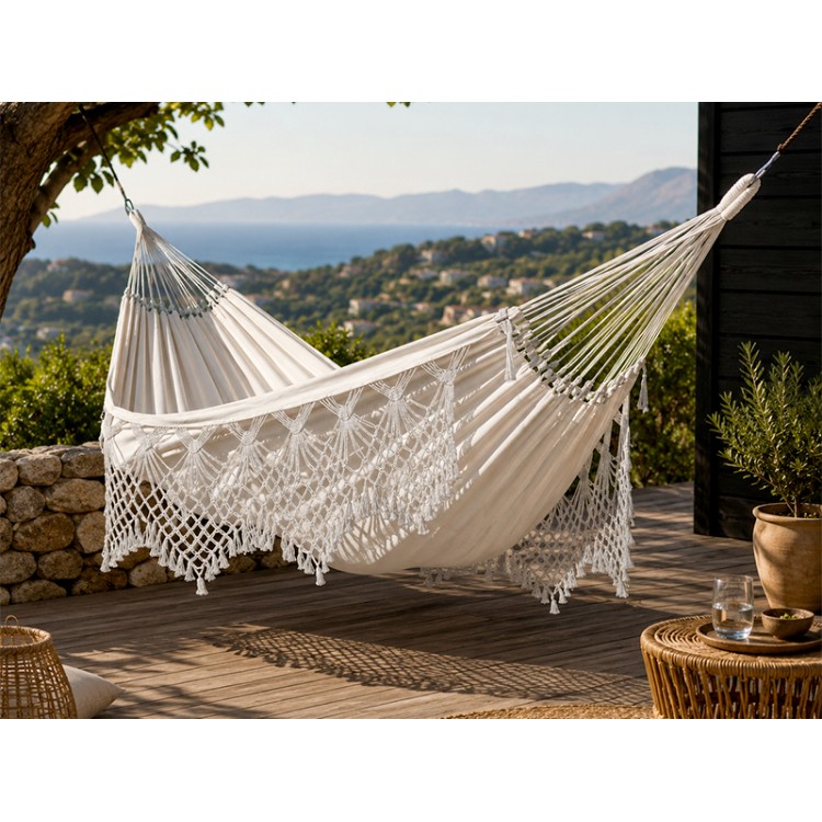Hamac Priscilia XXL Capuccino située sur une belle terrasse décorée