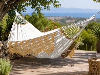 Hamac Priscilia XXL Moka située sur une belle terrasse décorée