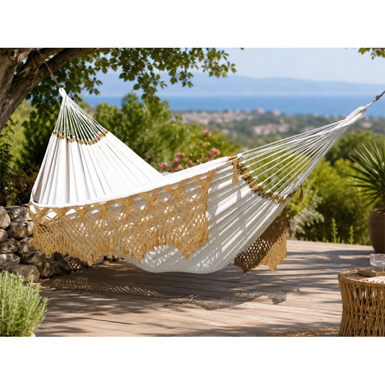 Hamac Priscilia XXL Moka située sur une belle terrasse décorée