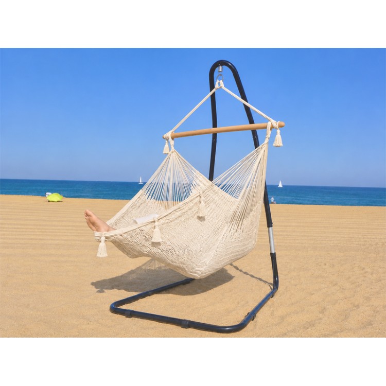 Hamac Chaise SAN BLAS Écru support Soledad situé au bord de la mer