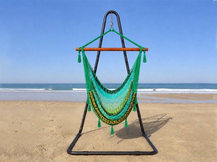 Hamac Chaise SAN BLAS Multicolor 4 support Soledad situé au bord de la mer