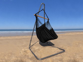 Hamac chaise Noire avec support Soledad au bord de la mer