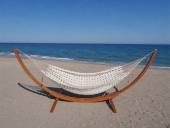 Hamac sur pied Latino XXL Jacaru ecru au bord de la mer
