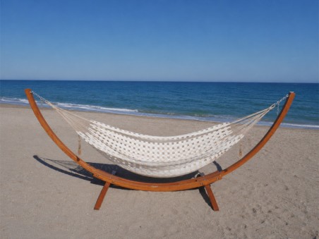 Hamac sur pied Latino XXL Jacaru ecru au bord de la mer