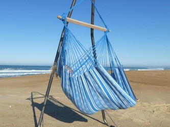 hamac chaise bleu turquoise avec un support en métal, à la plage