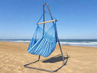 Hamac Chaise sur pied POLIGONO Turquoise XXL Soledad située au bord de la mer
