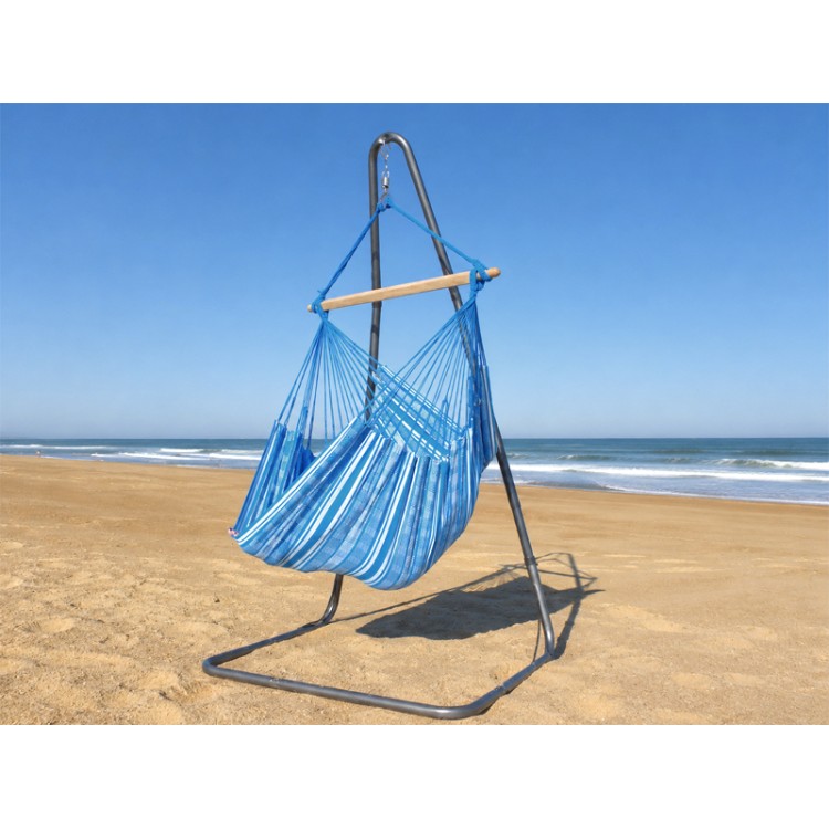 Hamac Chaise sur pied POLIGONO Turquoise XXL Soledad située au bord de la mer