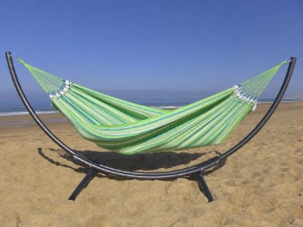 Hamac sur pied Azteka Mojito XL au bord de la mer