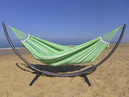Hamac sur pied Azteka Mojito XL au bord de la mer