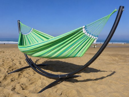 Hamac sur pied Azteka Mojito XL au bord de la mer