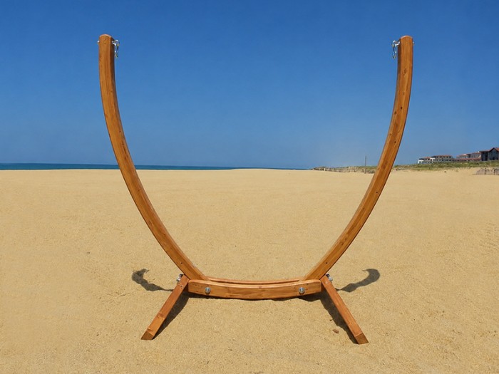 Support fauteuil suspendu Paquito Eucalyptus situé au bord de la mer