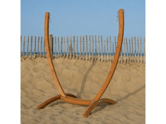 Support fauteuil suspendu Paquito Eucalyptus situé au bord de la mer
