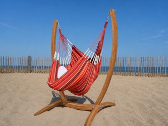 Support fauteuil suspendu Paquito Eucalyptus situé au bord de la mer